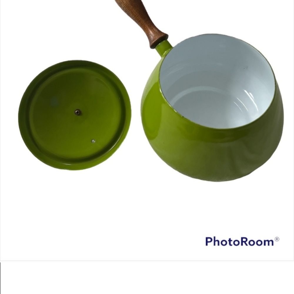 MCM VINTAGE GREEN ENAMEL FONDUE POT WITH WOODEN HANDLE AND LID. - Picture 6 of 6
